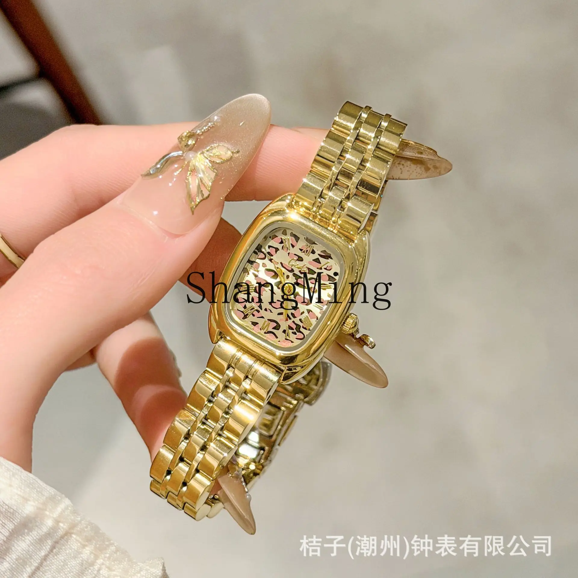 

Женские часы DSA с модным дизайном, персонализированным стальным ремешком, стильные кварцевые часы с высоким качеством и элегантным дизайном.