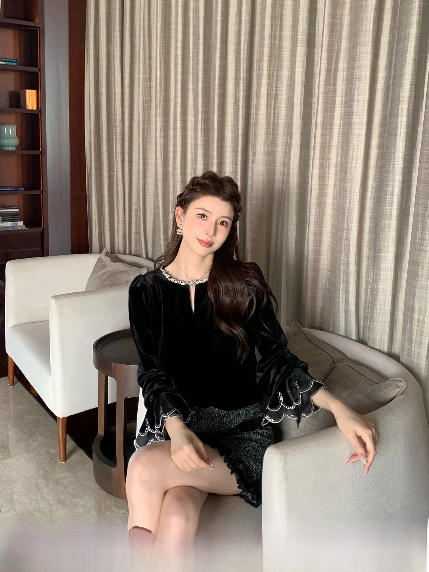 

Kun Total Vintage Black Velvet Tweed Set with Embroidered Shirt And Skirt Two-Piece Women's Fashion Spring Collection