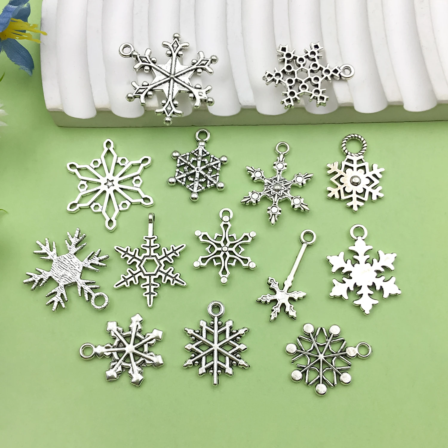 10/14pcs Antique Silvery Snowflake Design Charms Alloy Christmas Decoration Pendants for DIY Jewelry Making Accessories