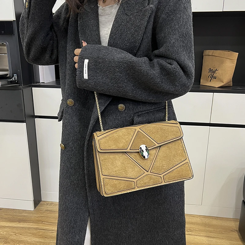 

2026 Трансграничная новая высококачественная текстурированная сумка через плечо с цепочкой, маленькая квадратная сумка, стильная и элегантная сумка через плечо 2028-3GC