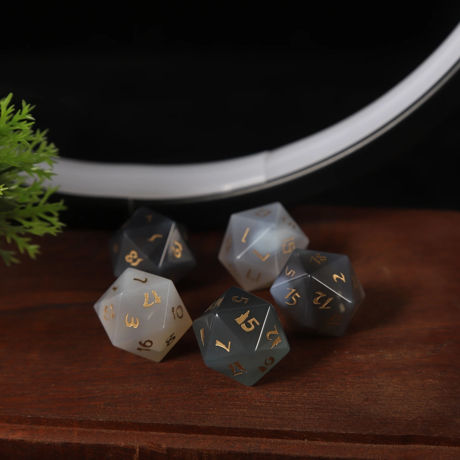 نرد عقيق طبيعي على الطراز القديم D20 مع 9 خطوط مختلفة للاختيار من بينها عشاق ألعاب سطح المكتب الأحجار الكريمة الفريدة المفضلة