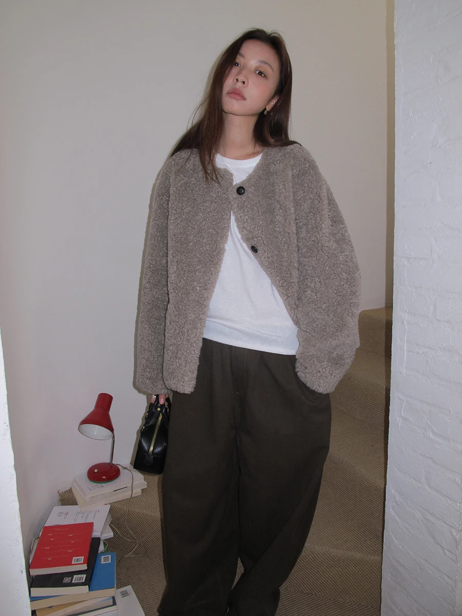 Sixi Home Contract Heil Contract Prosty okrągły kołnierz Skórzany futrzany płaszcz zintegrowany z futrem Damski ciepły top na jesień i zimę