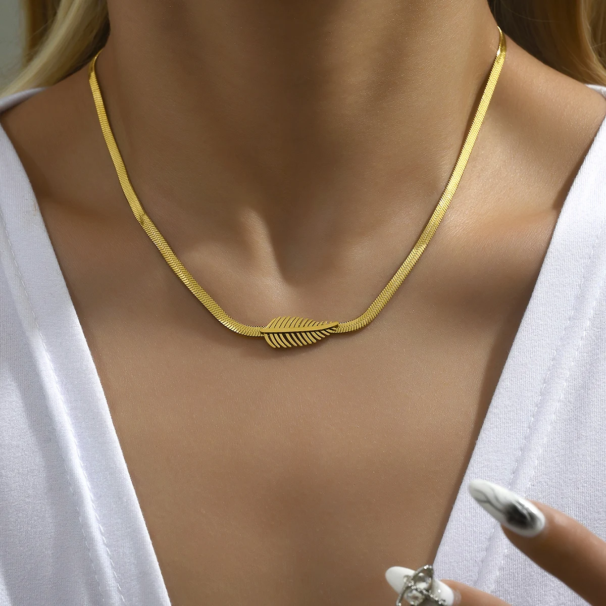 Fashionable & Luxurious 18K Gold Titanium Steel Necklace For Women With A High-end Feel, Niche Feather Design, Collarbone Chain