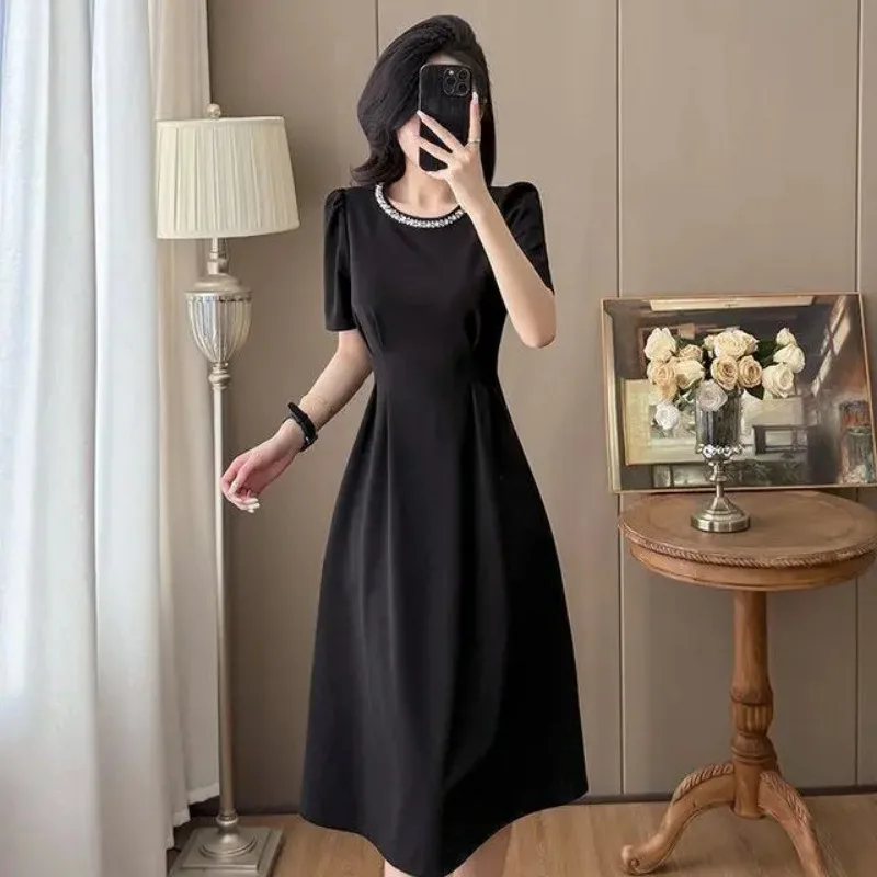 Vestido negro francés 2025 nuevo estilo cuello redondo manga corta cintura ajustada vestido elegante versátil