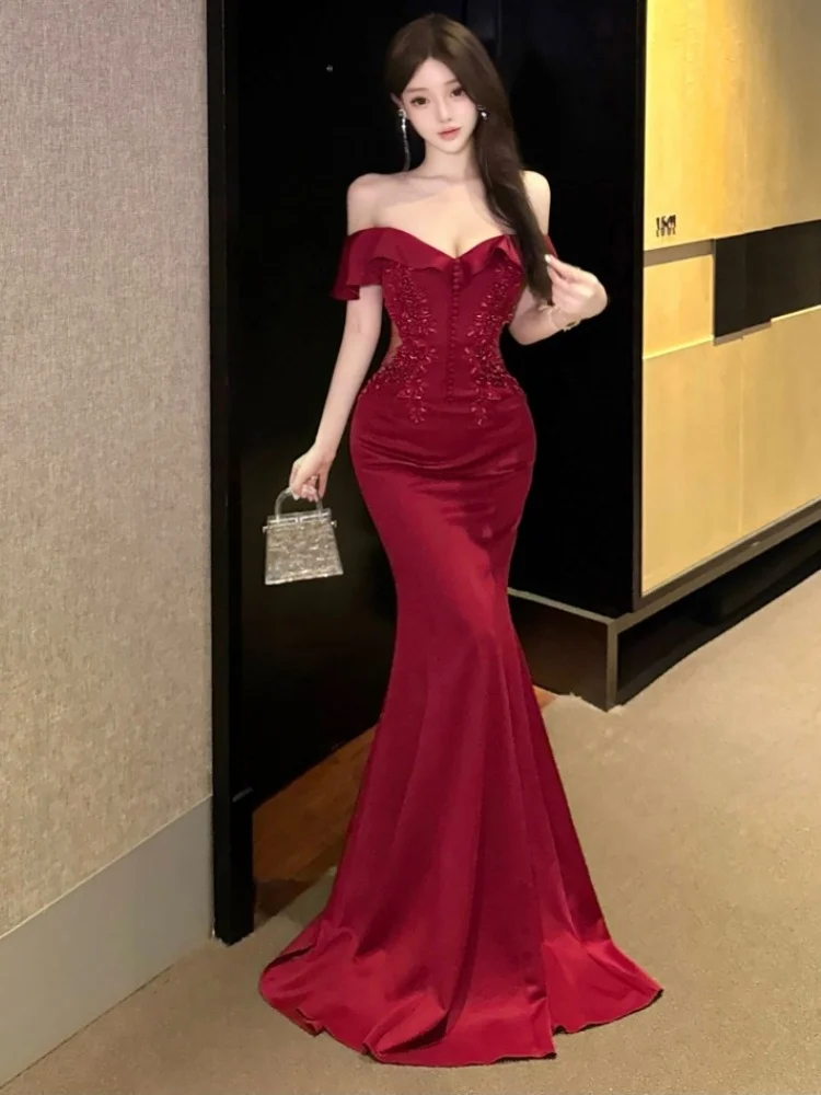 Abito lungo da festa con fiori ricamati di lusso di nuova moda Abito da sera con scollo a barchetta con volant da donna Abiti da sirena a tromba dimagranti