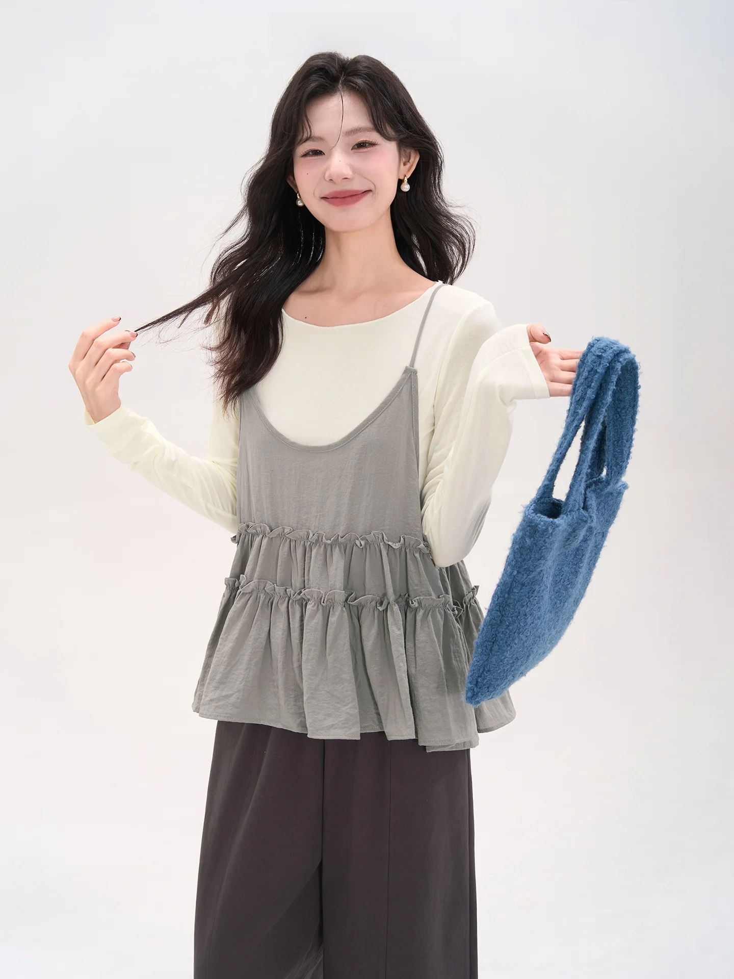 

Комплект из двух предметов: топ-майка с кружевной отделкой и футболка с длинным рукавом для женщин, осенний повседневный стиль