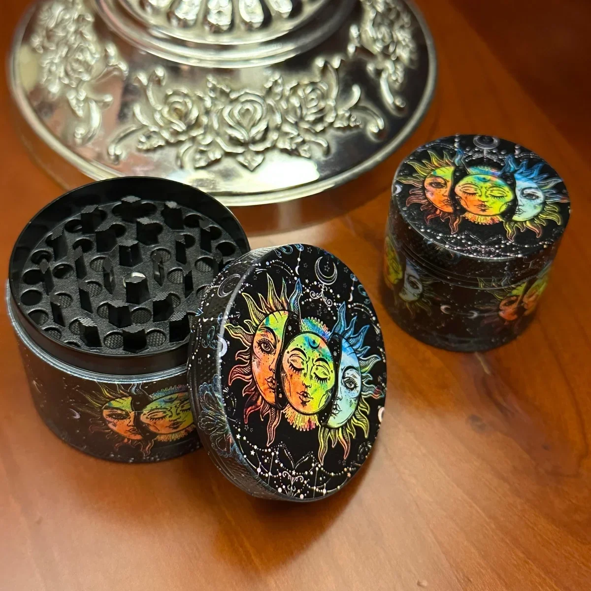 1.4/1.8inch Black Doodle Sun 4-Layers Herb Grinder Zinc Alloy Crusher Metal Cutter Raw Manual Grass Grinder Smoking Tool Gift