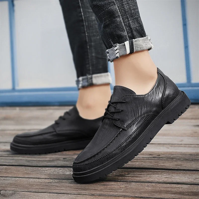 

Classic Black Leather Casual Shoe with Men Textured Upper and Lace Up Design Low Cut Ankle Business Casual Style Jeans Companion