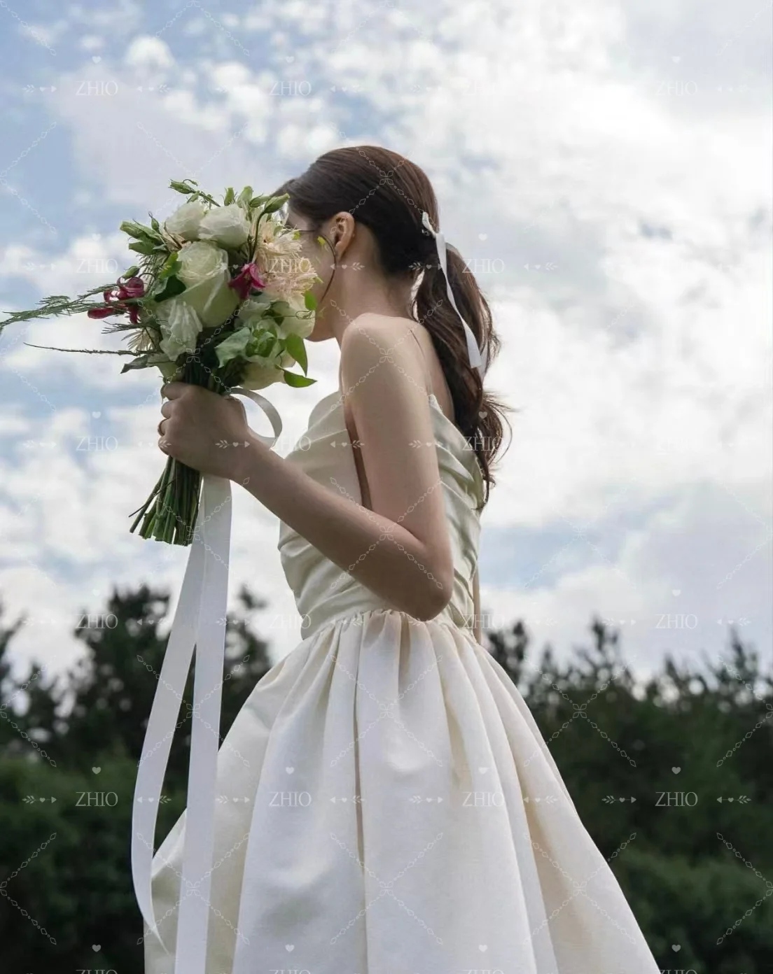 ZHIO بسيط القوس السباغيتي الأشرطة فستان حفلات الزفاف العاج الساتان ألف خط كوريا صورة تبادل لاطلاق النار فستان استقبال الزفاف مخصص