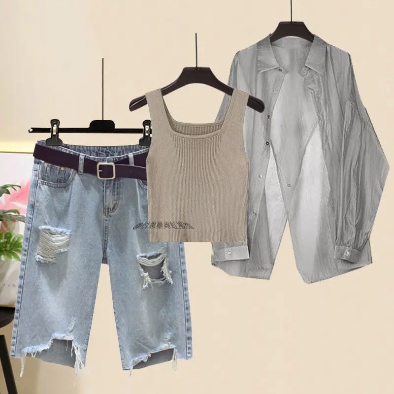 Kemeja Tabir Surya Abu-abu Sifon Baru Musim Panas Wanita 2025 + Rompi Rajut + Celana Pendek Denim Berlubang Set 3 Potong Celana Elegan Korea Setelan 2 Potong