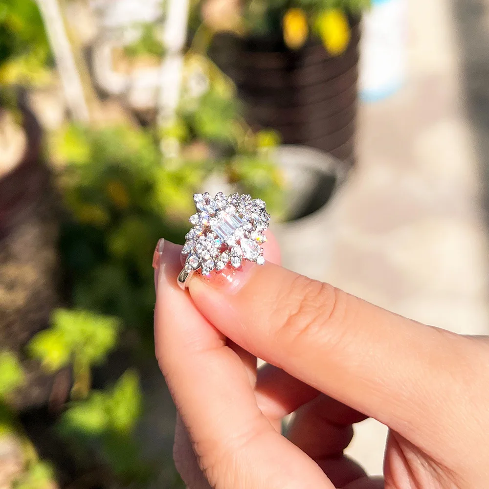 Pera Exquisite Leaf Sparkling White CZ Stone Silver Color Wedding Bands Resizable Rings for Women Engagement Jewelry Gift R016
