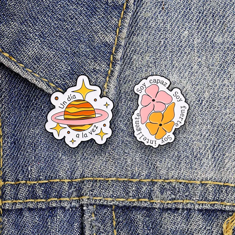 Cartoon-Spanisch-Slogan-Tier-Herz-Planeten-Emaille-Abzeichen, positive motivierende Worte, Anstecknadel, süße Brosche, Accessoire, Geschenke – Detail 4
