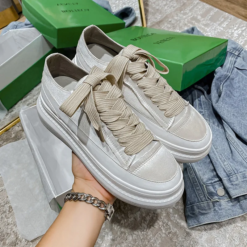 Small group shoes with thick soles and high inner height women\'s new spring 2023 sponge cake versatile casual canvas shoes