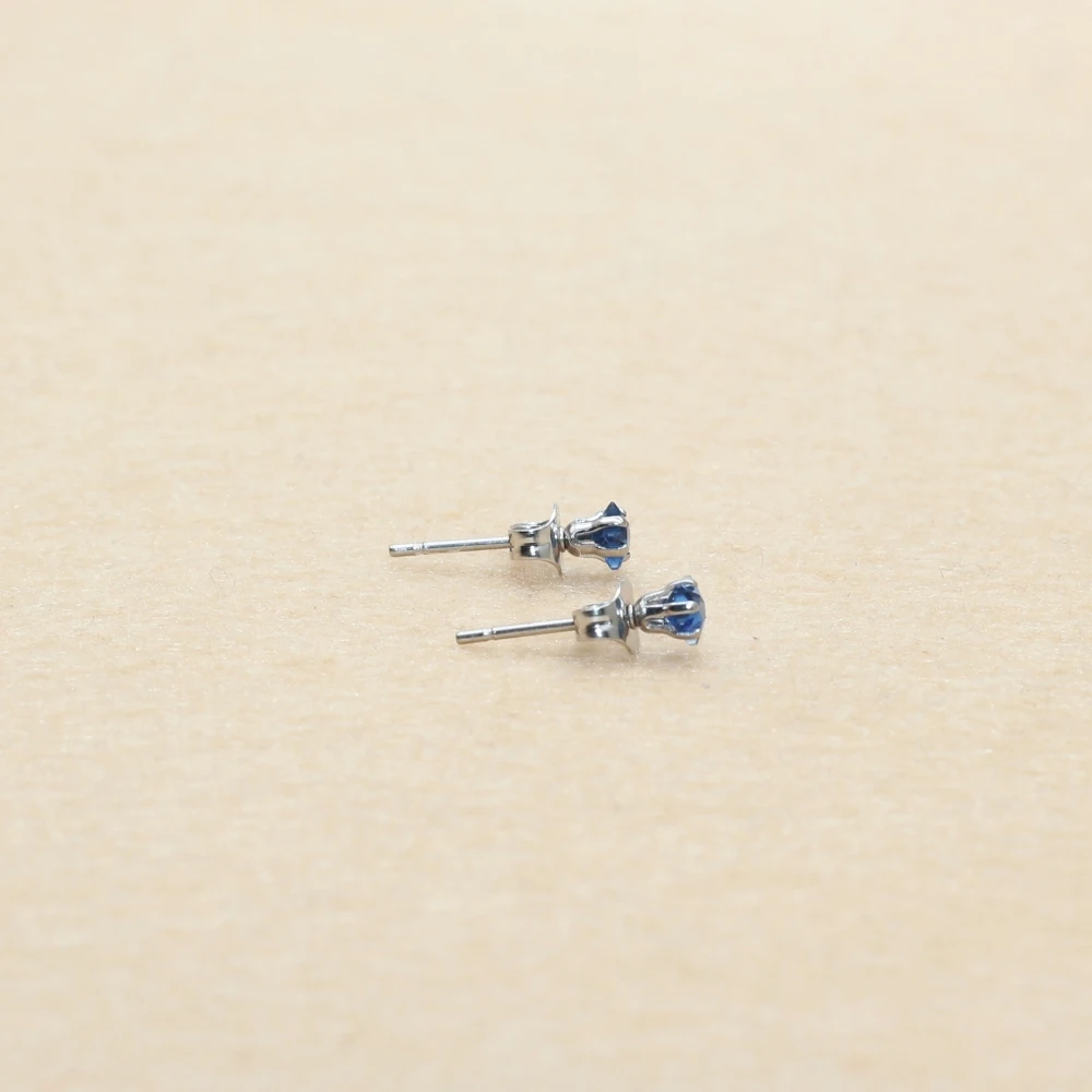 Die Royal BLue Stars Farb-Ohrstecker aus Edelstahl, 4 mm, neue Schmuckstücke mit Anti-Allergie-Eigenschaften – Detail 3