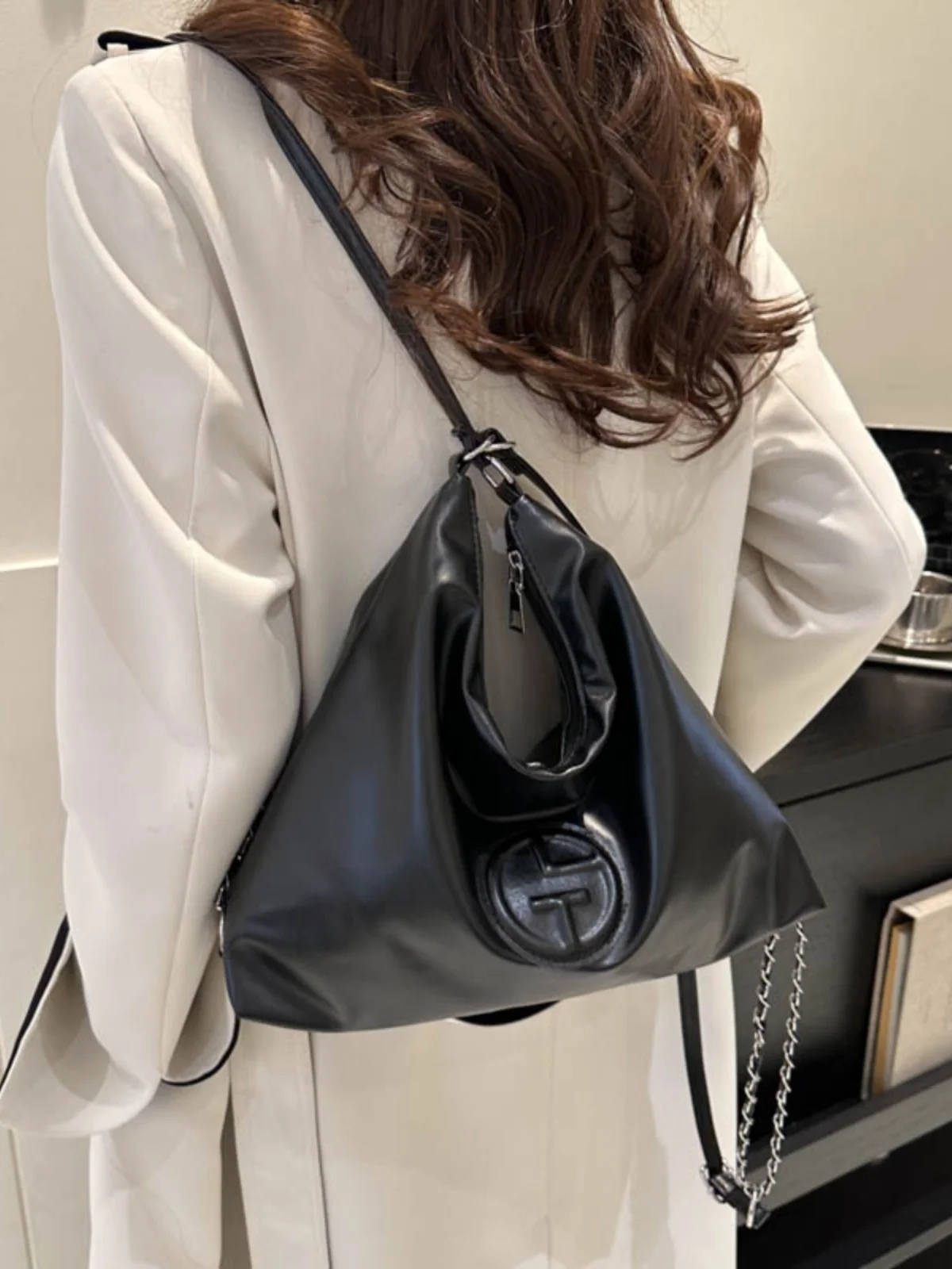 Soft Surface Tote Bag Women's 2023 New Versatile Large Capacity Chain Bag High-End Texture Commute Double Shoulder Bag Women