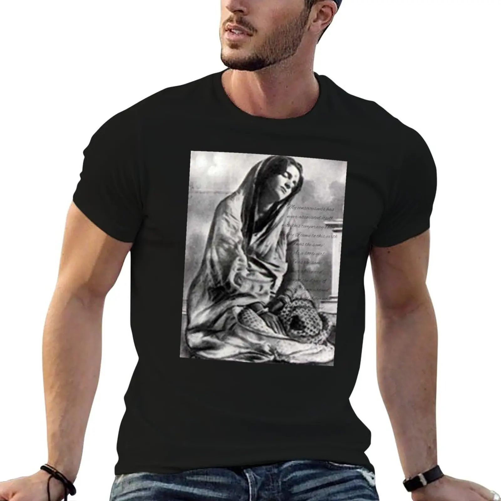 Ma conscience n'a jamais associé son corps temporaire à cette tenue. T-shirt Anandamayi Ma, coupe ample et grande taille.