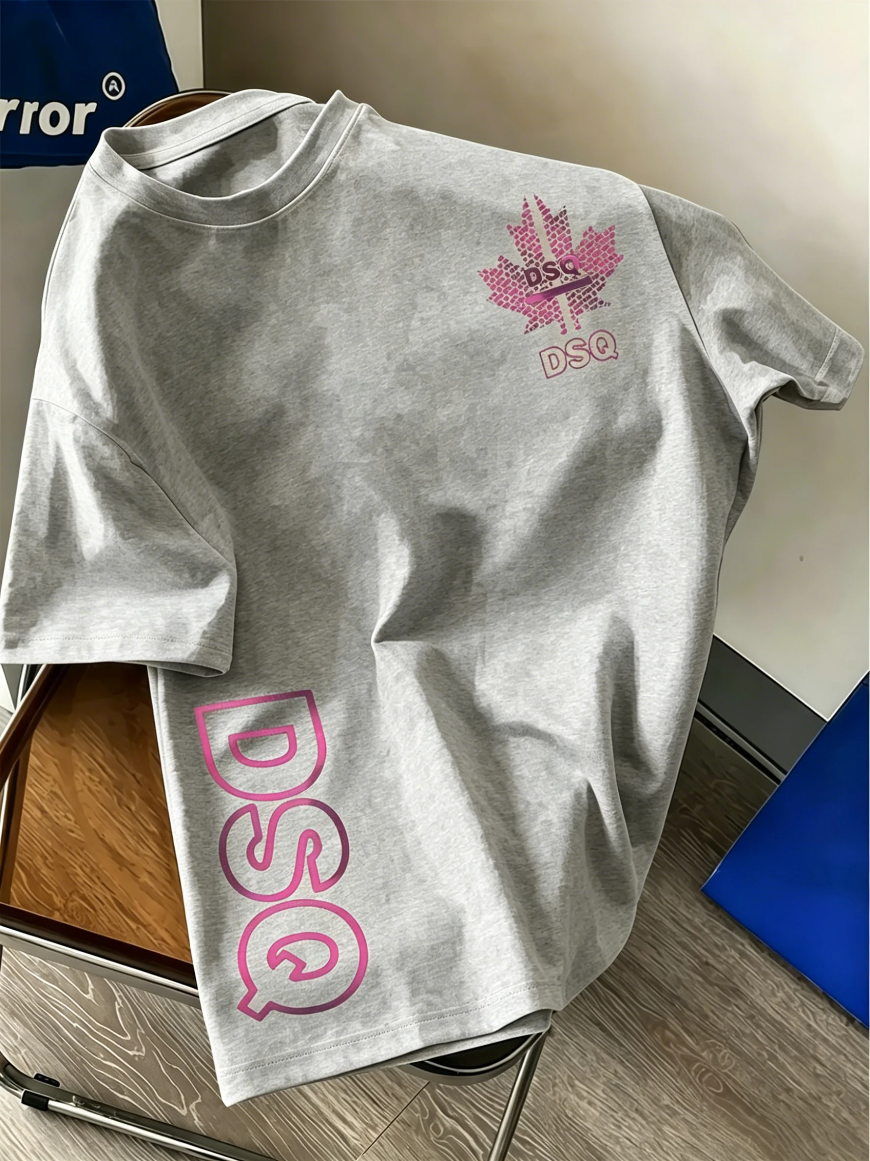 Herren-T-Shirt im urbanen DSQ-Stil, ein weiches und atmungsaktives Kurzarmshirt mit Rundhalsausschnitt, geeignet für Fitness und Freizeitkleidung.