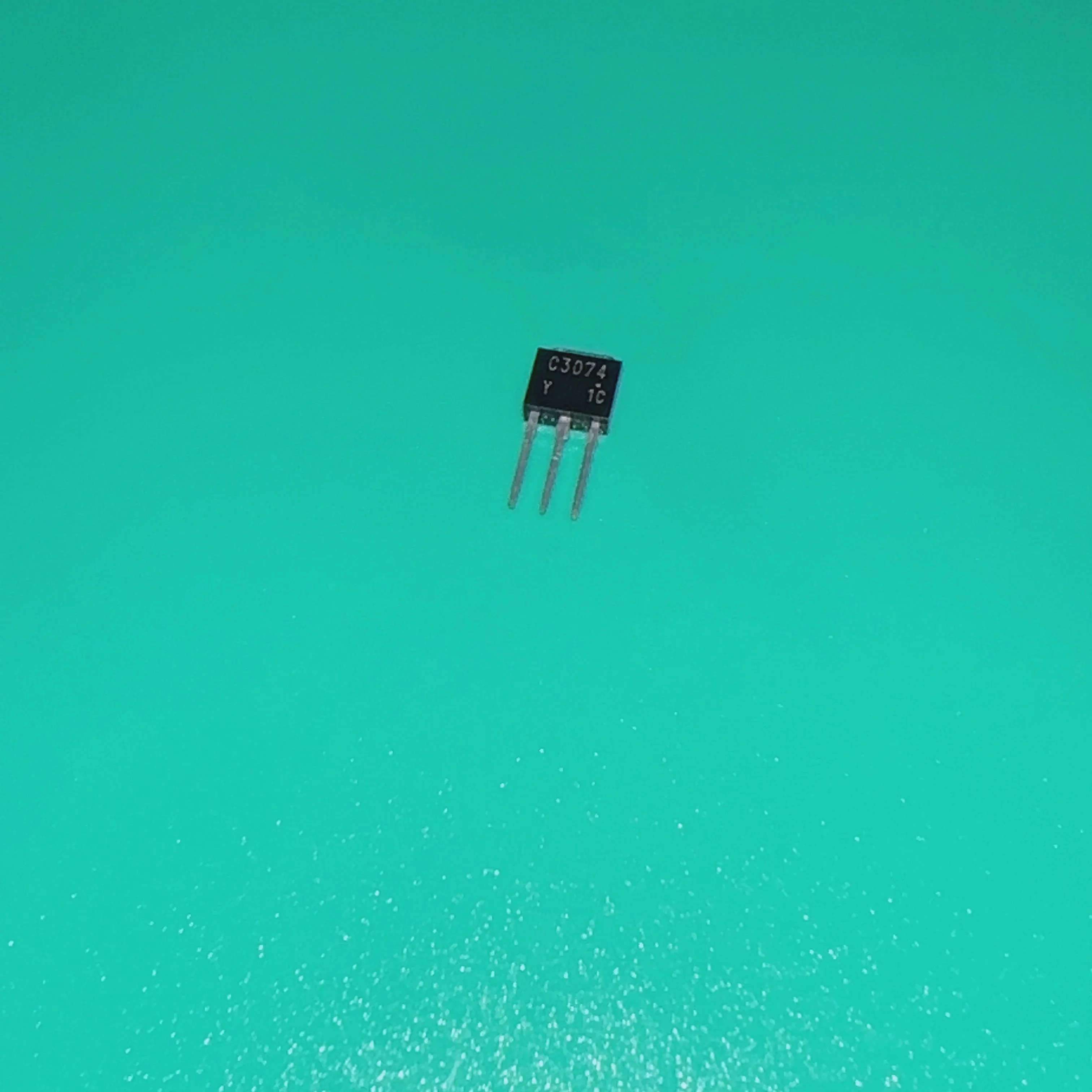 

10 шт./лот 2SC3074-Y(Q) IPAK 2S C3074-Y TO251 TRANS NPN 50 В 5A PW-MOLD 2SC3074Y(Q)