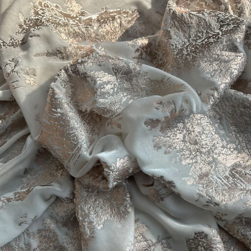 ผ้ากำมะหยี่ปั๊มลายเงินเฉียวหรง ผ้าไหมปั๊มลายสไตล์จีนใหม่ ชุดกี่เพ้าหรูหราเบาๆ