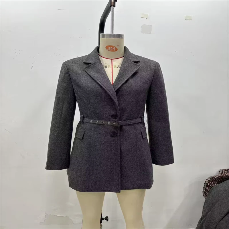 Blazer chic da donna grigio con cintura: giacca palangari su misura con tasche per un look sofisticato
