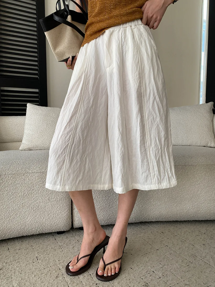 Sommerliche Damen-Freizeithose in einfarbigem Design mit lockerem Schnitt und hohem Bund und weitem Bein. – Detail 19