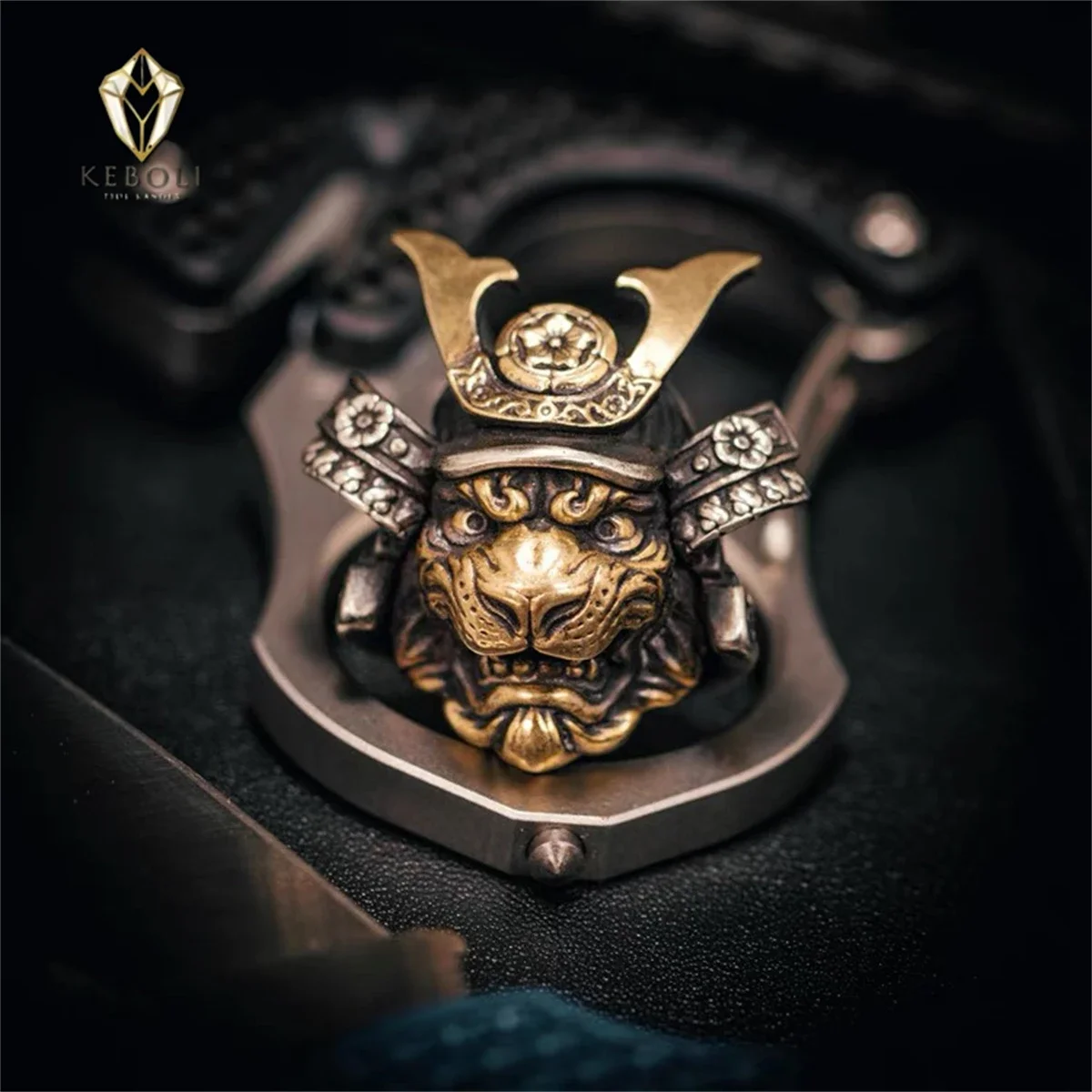 

Латунный Лев Самурай Древний Воин Нож Бусины На Открытом Воздухе Diy Edc Инструменты для Паракорд Зонтик Веревка Японские Брелоки Аксессуары