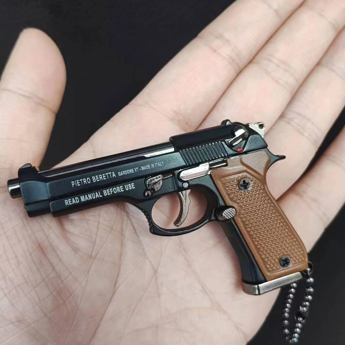 1:3 Legierung 1911 92f Mini Pistole Modell Schlüsselbund Anhänger Abnehmbare Gefälschte Spielzeug Pistole Für PUBG Waffe Erwachsene Kinder Weihnachten Geschenk