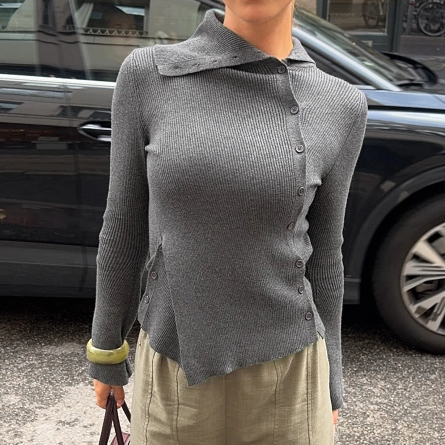 

Новый нишевый дизайн в Европе и США, серый свитер для женщин носят модный асимметричный топ с диагональными лацканами.