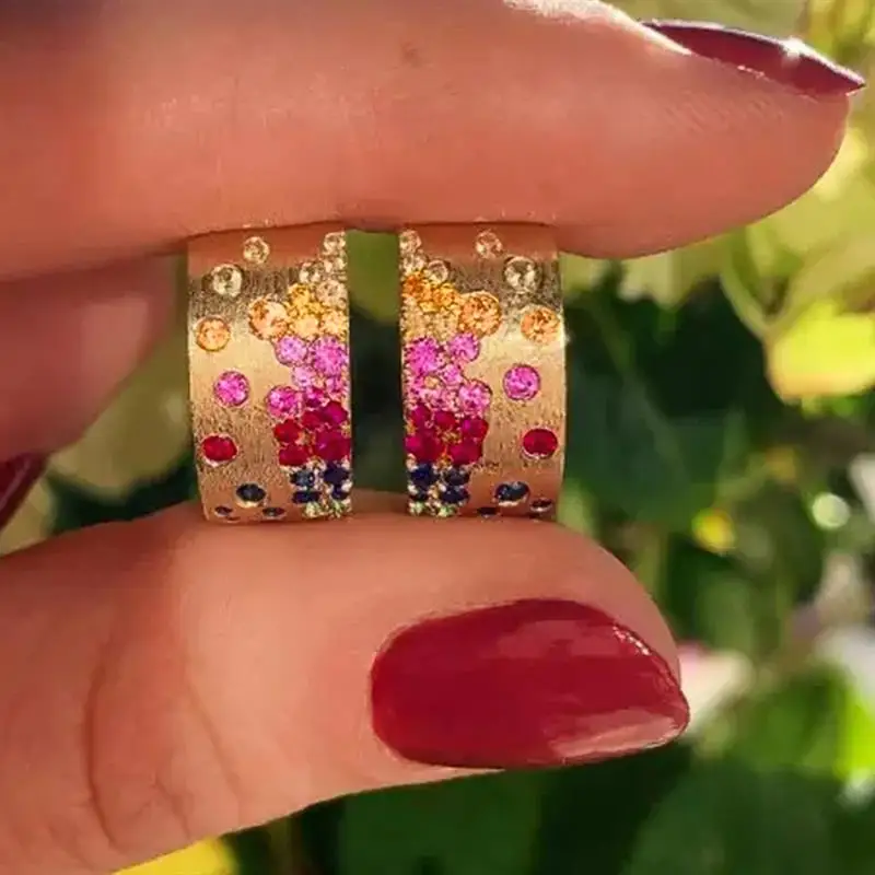 Huitan Bunte Damen-Creolen, goldfarben, speziell eingelegte, glänzende, mehrfarbige CZ-Ohrringe, modischer Schmuck für Hochzeiten und Partys.