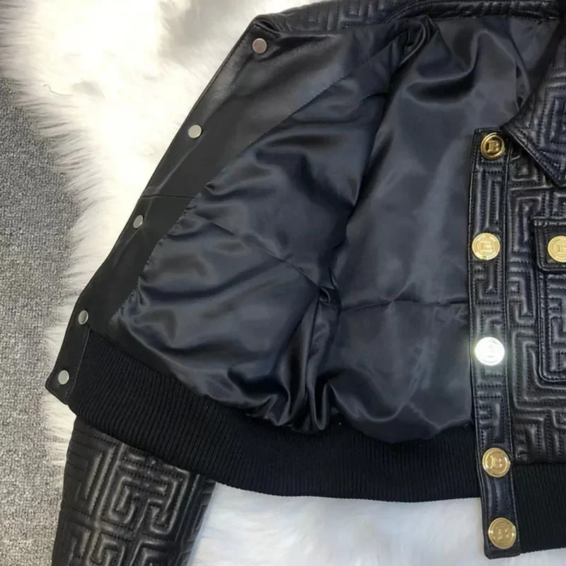 سترة نسائية من الجلد الطبيعي بطول قصير وياقة مقلوبة لربيع وخريف 2025 معطف مزين بجيب أنيق