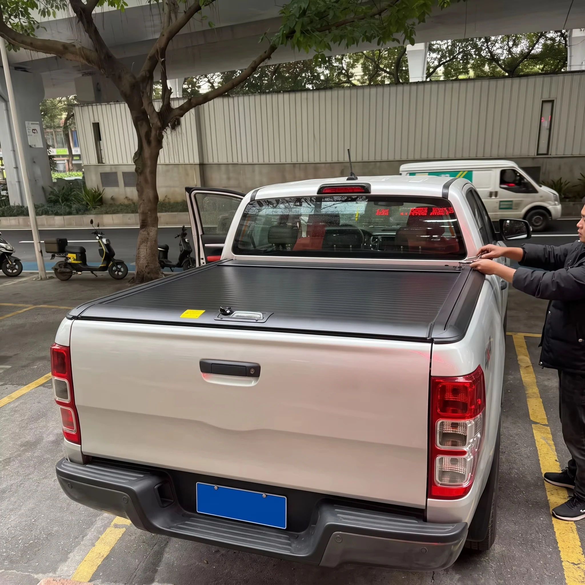 Factory Manual Hard Roll-Up Tonneau Cover Roller Shutter for Ford Ranger T6 T7 T8 Aluminum Waterproof Retractable Locking