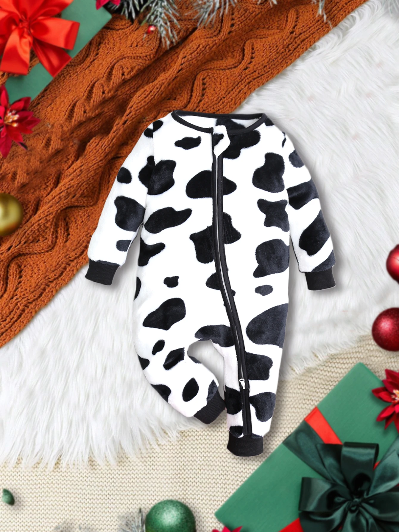 

Autumn and winter baby boy with feet, cute milk pattern, soft and comfortable baby boy clothing