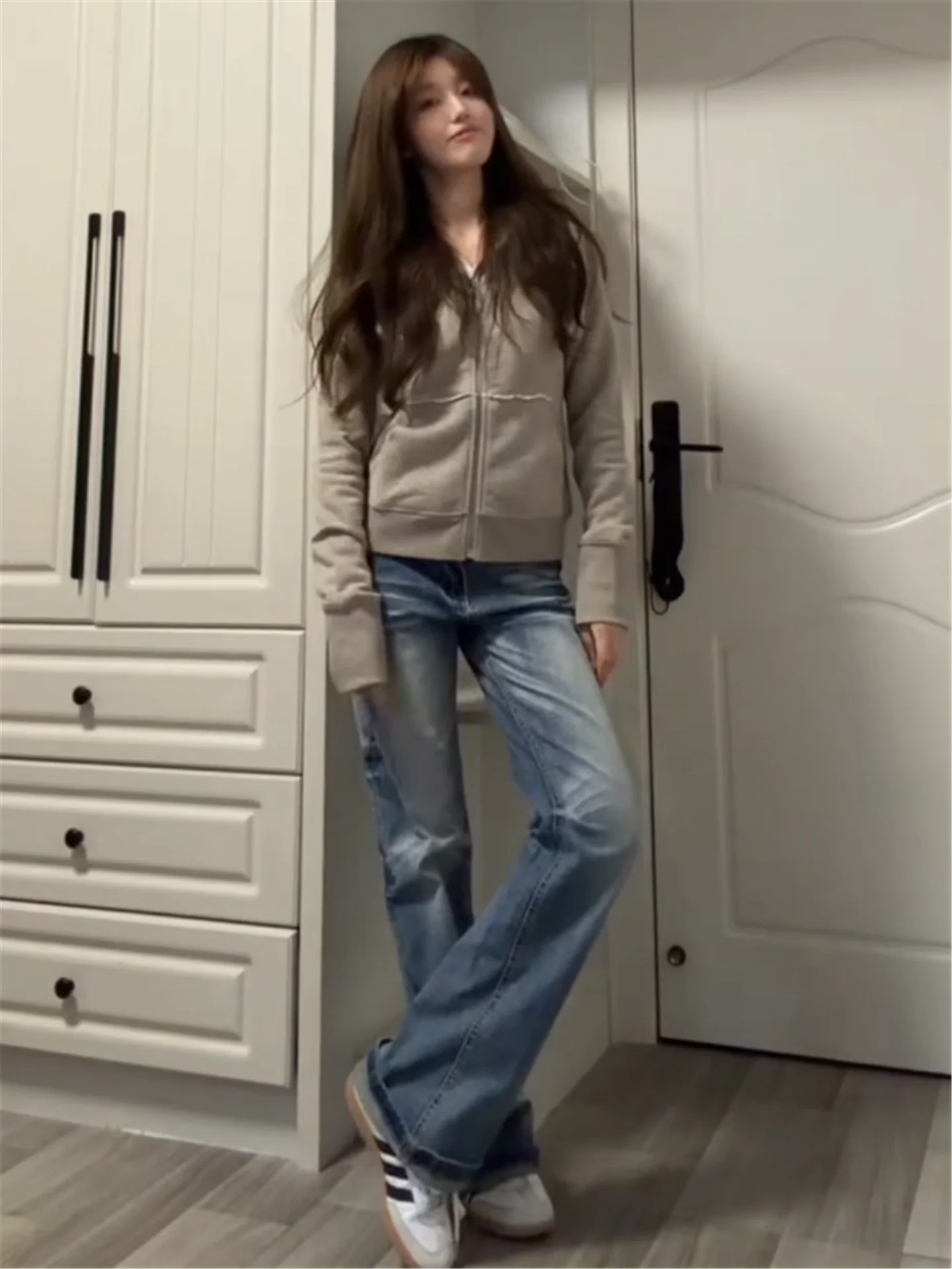 

Женские джинсы-клеш с эффектом потертости, средней/заниженной талией, удлиненные, повседневные, весенние, из мягкого хлопка, с эффектом похудения