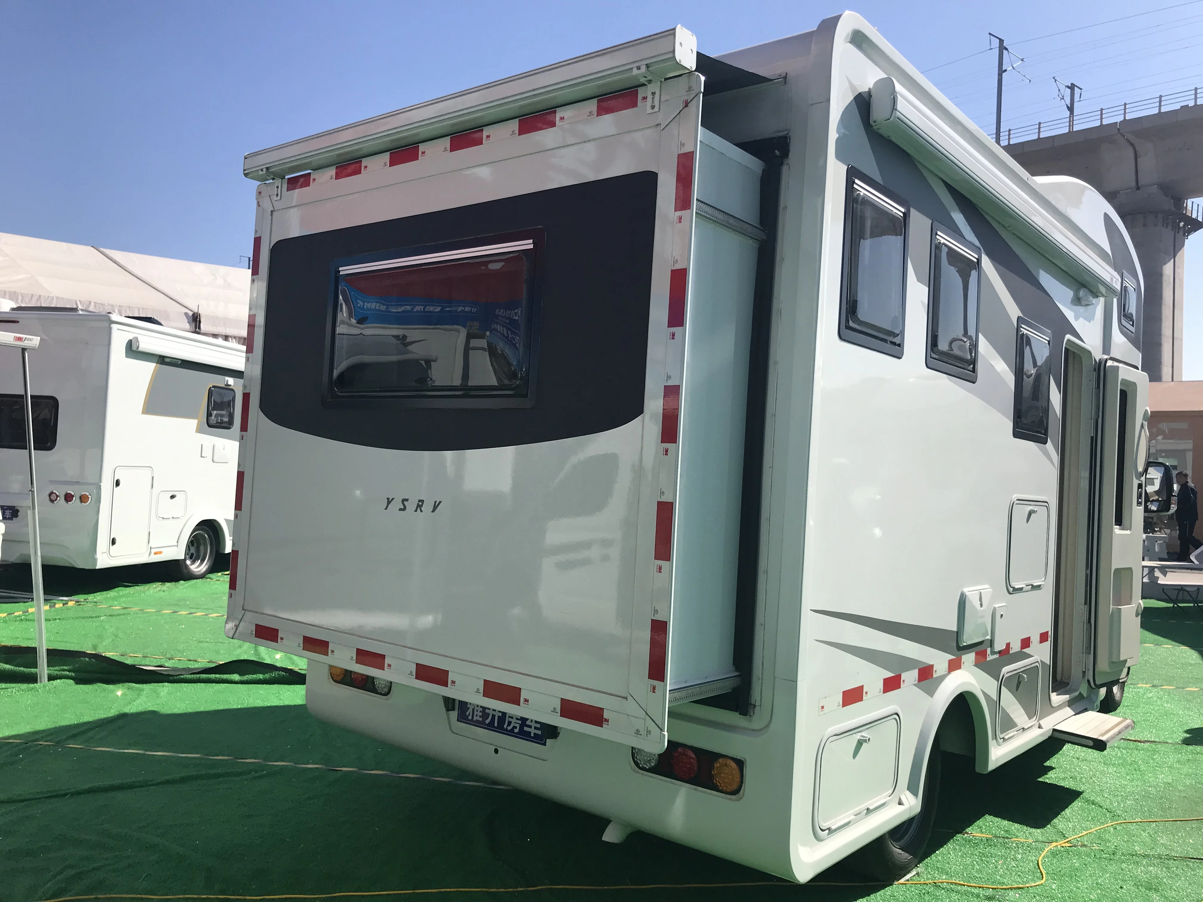 มอเตอร์โฮมแบบเต็มตู้พร้อมหลังคาสไลด์เอาท์