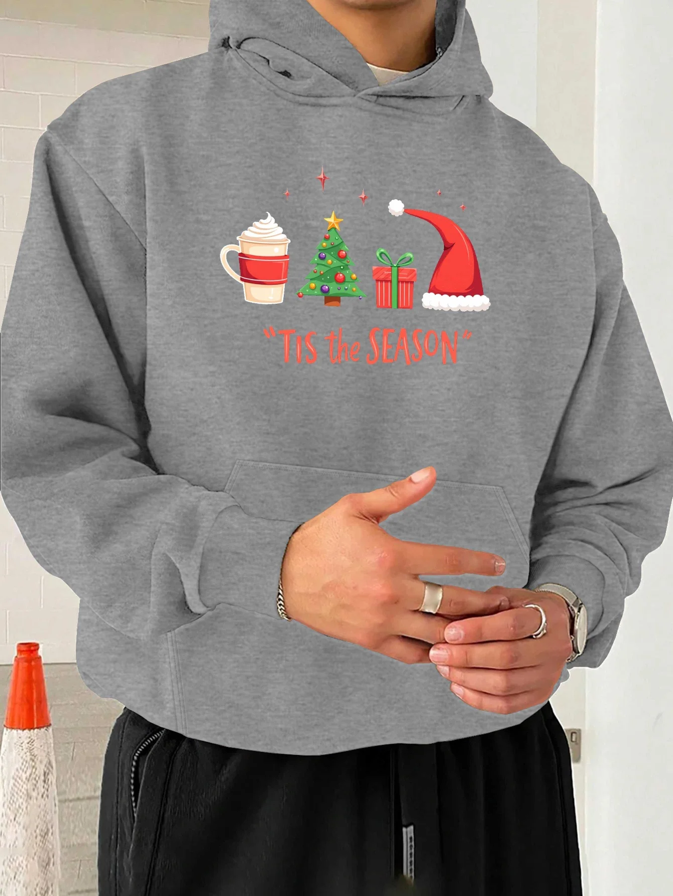 

Мужская рождественская толстовка с капюшоном больших размеров — свободный крой большого размера с принтом пряники, трости, дерева и снеговика