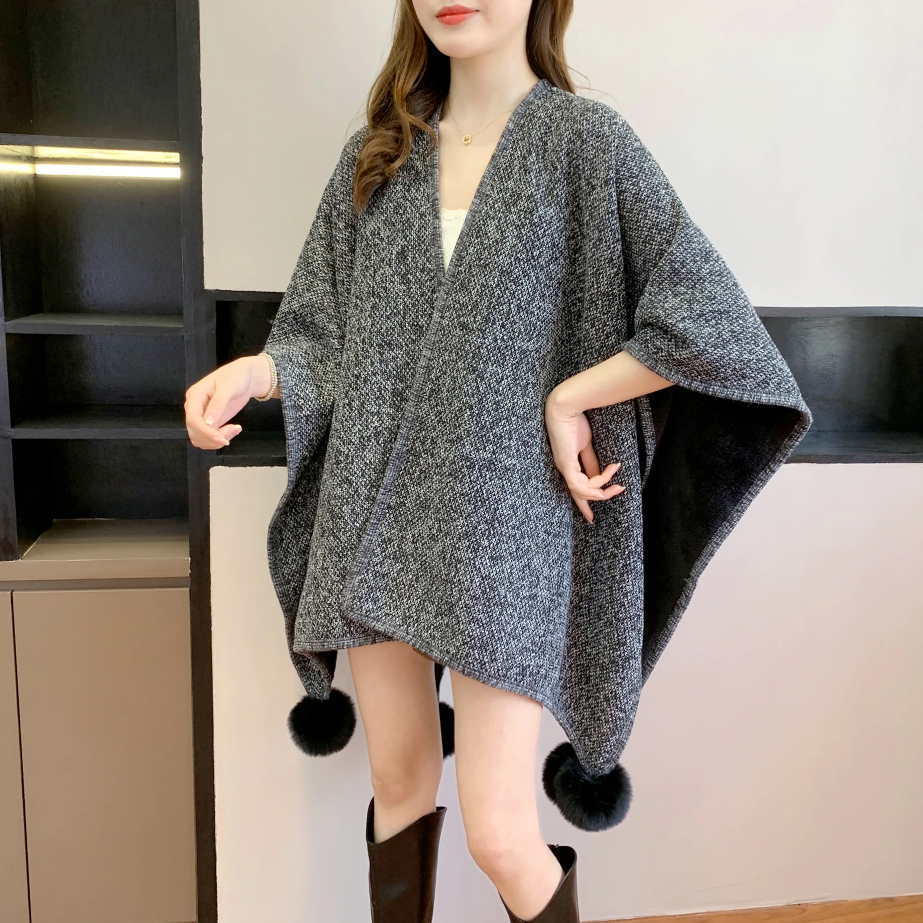 2025 Poncho da donna Autunno/Inverno Nuova collezione Tinta unita Moda Cappotto versatile con mantello termico decorativo