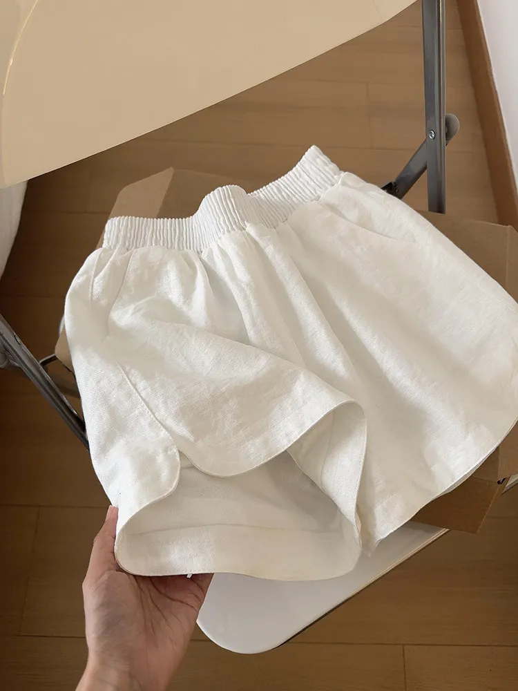 

Белые спортивные шорты из льняной ткани с эффектом ледяного шелка для женщин, весенние, тонкие, маленького размера, свободного кроя, А-силуэт, с эластичным поясом, с разрезами, широкие штанины, хит продаж