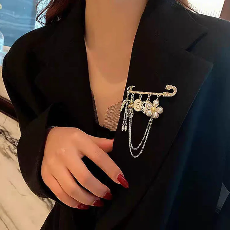 High-end crystal pearl flower brooch, high-end tassel pin, women's high-end and niche brooch accessories