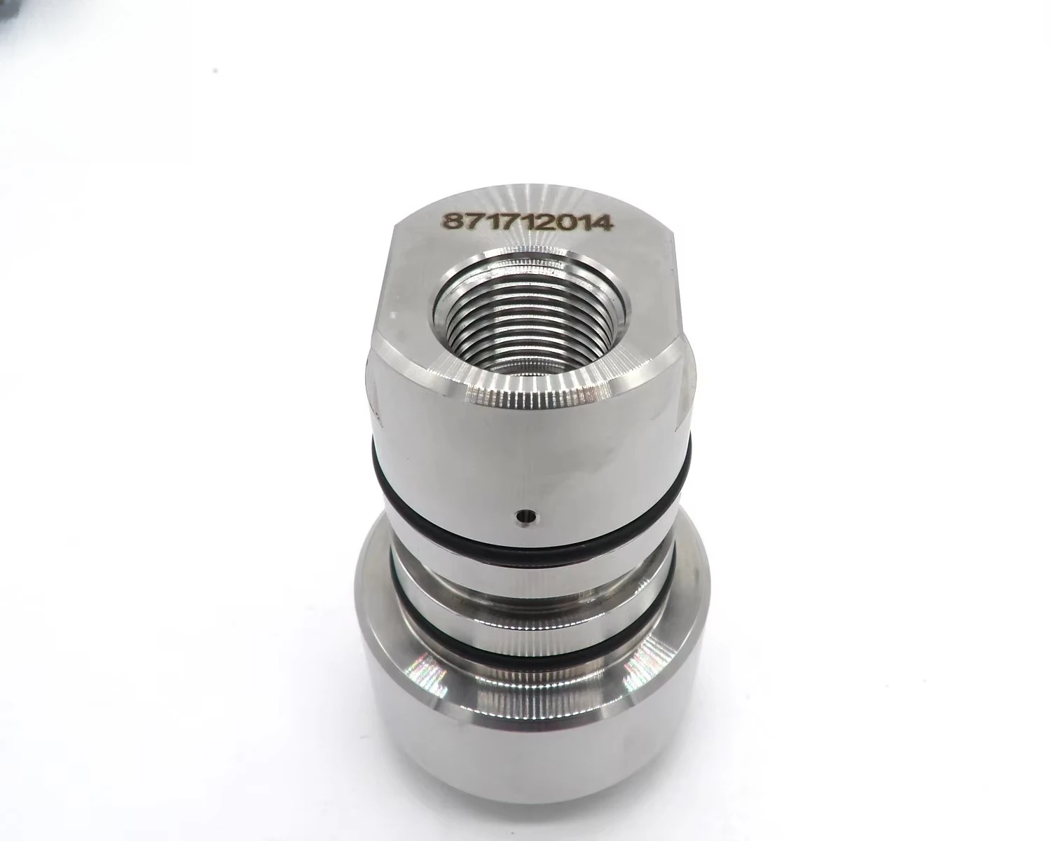 O jato de água parte o corpo 004383-3 da válvula de retenção para a bomba 100009-1 do intensificador