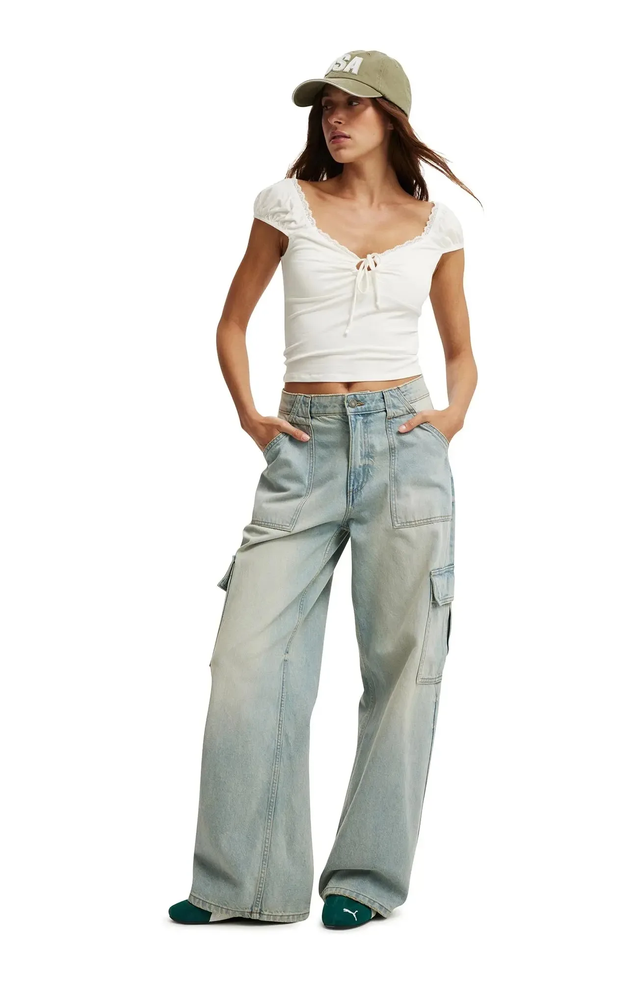 Loose Fitting Light Blue Cargo Jeans for Women Featuring Multiple Pockets Relaxed Fit Comfortable Outdoor Pants