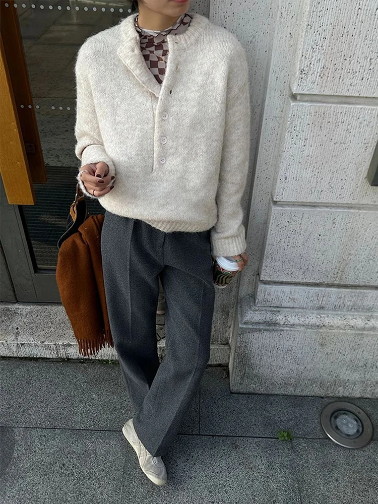 เสื้อสเวตเตอร์ถักคอเปิดครึ่งตัวสไตล์เรโทรสำหรับผู้หญิง กระดุมติดแบบเรียบง่าย เสื้อไหมพรมแฟชั่นลำลองสำหรับฤดูหนาว ปี 2025