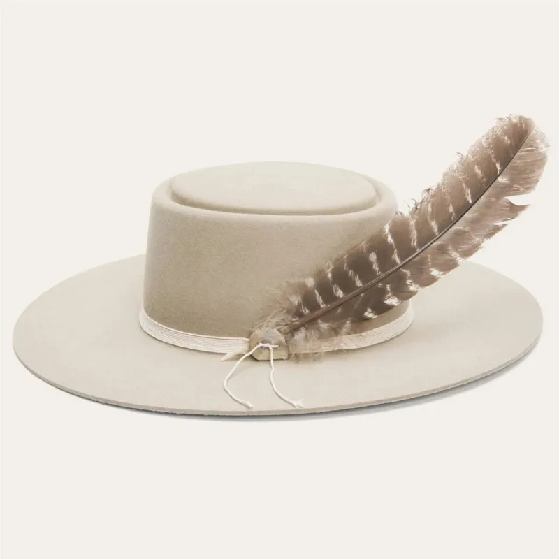 A felt hat decorated with webbing cake pie pure top