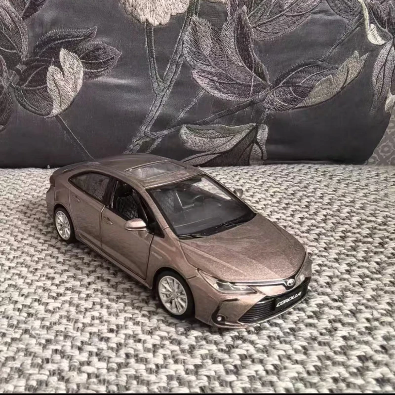 

Chengzhen 1:32 TOYOTA Corolla Hybrid Alloy Car Die Cast Toy Car Model Sound and Light Children's Toy Collectibles Birthday gift