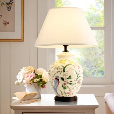 Lampada da scrivania in ceramica dipinta in stile americano su misura di fascia alta, lampada da comodino per camera da letto, l'ultima lampada da scrivania decorativa con uccelli e fiori