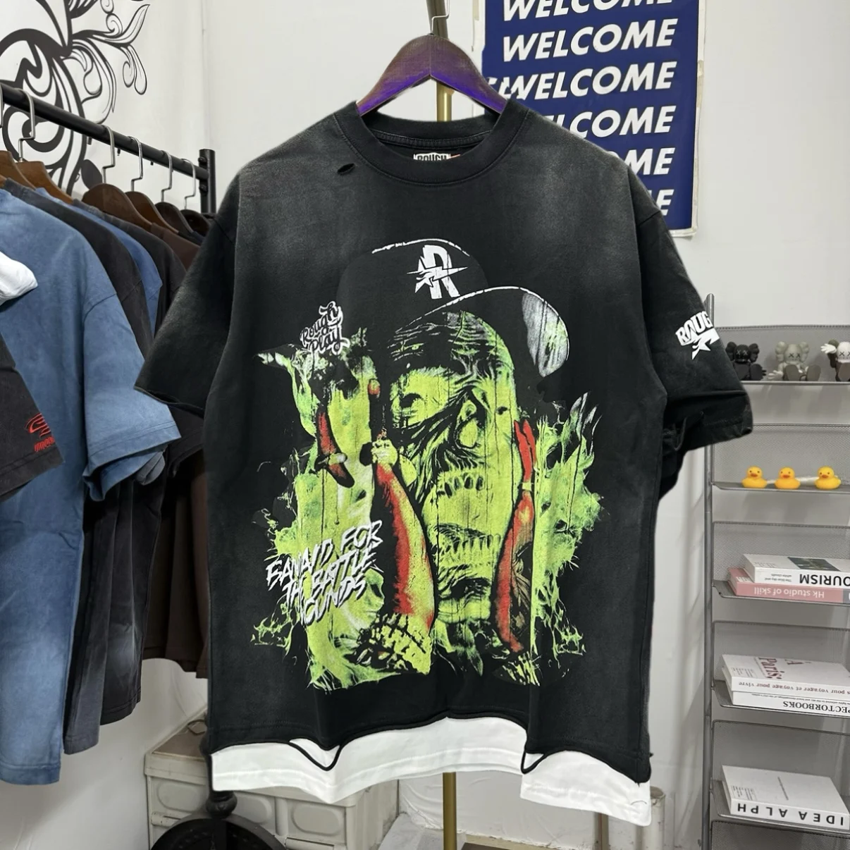 

Футболка в стиле хип-хоп с принтом Rough Play American High Street, с эффектом потертости, с дырками и вставками, свободного кроя, из хлопка и полиэстера...