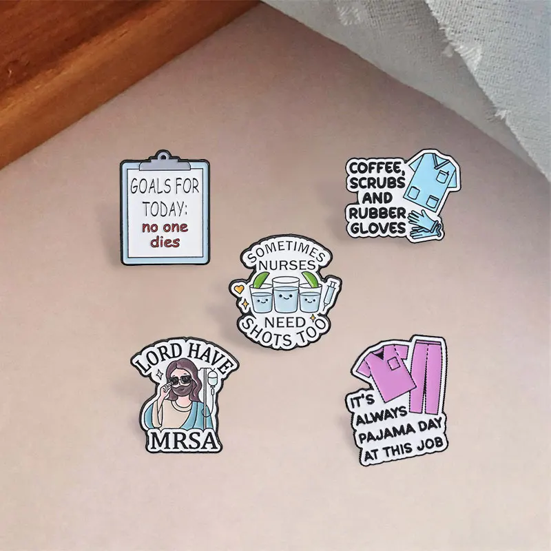 Medizinische Humor-Emaille-Anstecknadeln: Zitat für Krankenschwestern, Broschen, rosa-blaue OP-Hemd-Abzeichen, Jesus Lord Have MRSA Schmuck, Geschenk für Freunde – Detail 1