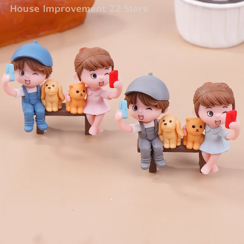 2 unids/par lindos amantes tomando Selfies en un taburete decoración de pasteles adorno de coche pareja figuritas artesanía en miniatura decoración de jardín de hadas
