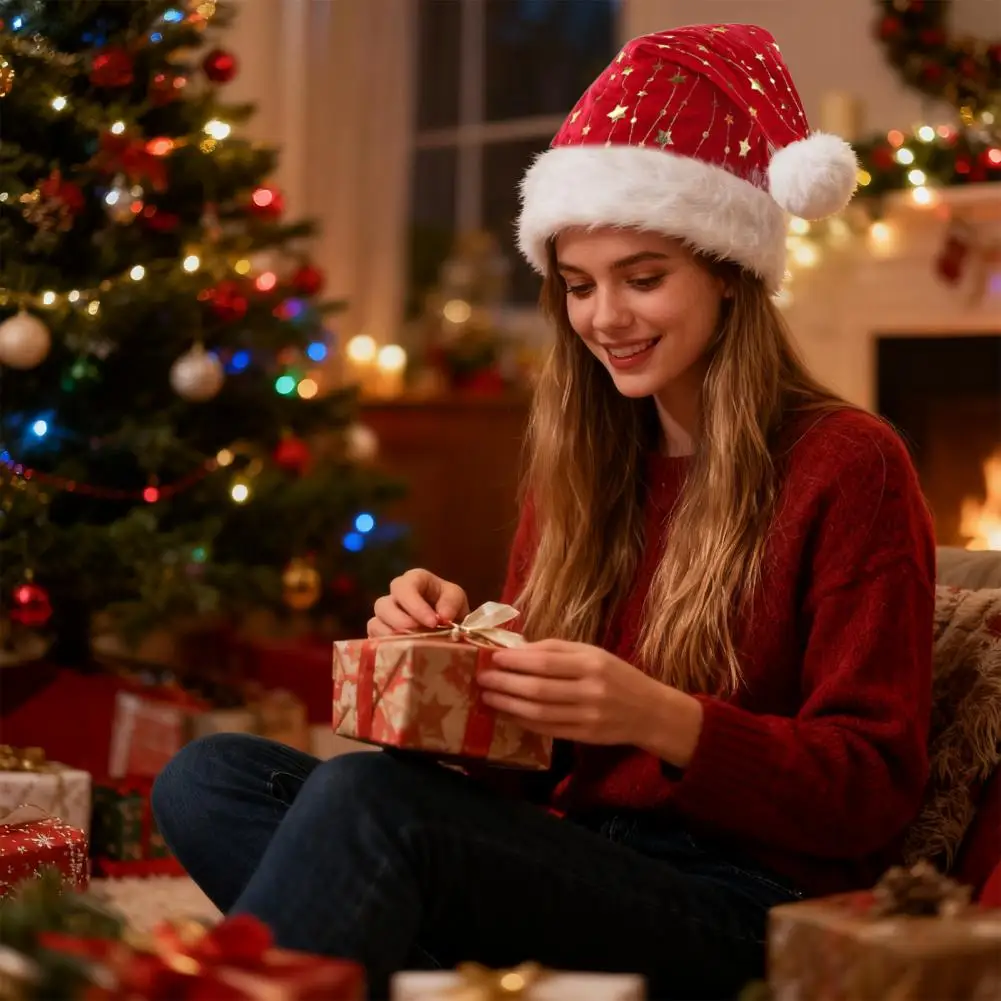 قبعة سانتا مع نجوم ذهبية قبعة عيد الميلاد خفيفة الوزن قبعة سانتا الاحتفالية مع بوم بوم بيضاء منفوشة لعيد الميلاد الجديدة للتجمع