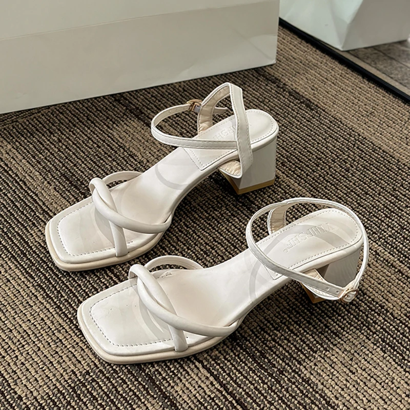 

Сандалии, новинка 2025, женские нишевые туфли с одним ремешком, универсальные и стильные римские туфли на низком каблуке с квадратным носком и открытым носком