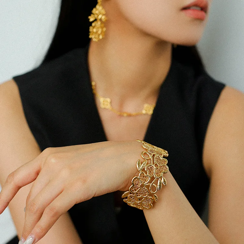 Hollowed-out Flower-shaped Open-ended Bracelet - Luxurious and Fashionable Versatile and Suitable for All Occasions